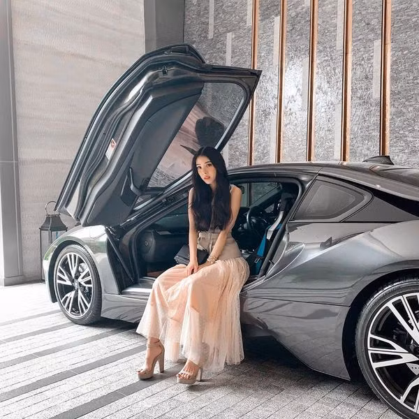 Với tài năng, gia thế và sở thích chơi siêu xe của mình, Varenithi Bubee Kanpaibool là cái tên rất nổi tiếng ở Thái Lan trong thời gian qua.