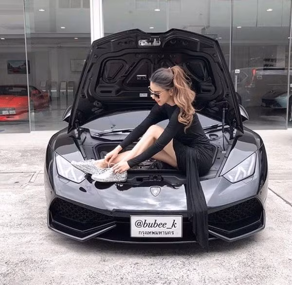 Là con gái nhưng lại có đam mê ô tô nên Varenithi Bubee Kanpaibool chăm chút cho những siêu xe mình sở hữu khá kĩ càng.