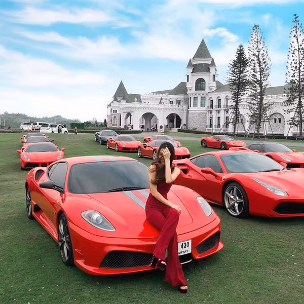 Một điều siêu VIP nữa mà Varenithi Bubee Kanpaibool khiến nhiều người phải ngưỡng mộ đó là cô đổi xe chạy hàng ngày.