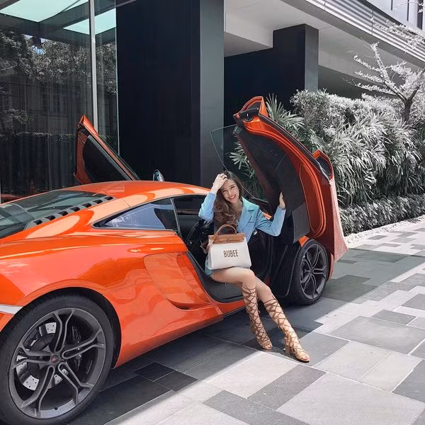 Bên cạnh siêu xe, Varenithi Bubee Kanpaibool còn có đam mê thời trang và kinh doanh.