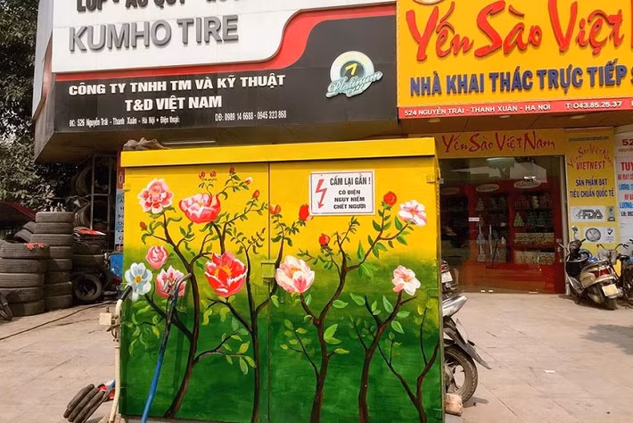 Những bốt điện trước kia bị vẽ bậy, dán đầy tờ rơi quảng cáo, rao vặt, giờ đây được vẽ lên những bức tranh sinh động