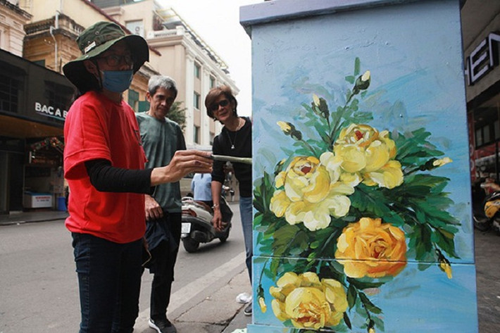 Du khách nước ngoài cũng tỏ ra rất hào hứng với 'những chiếc tủ hoa' sặc sỡ này.