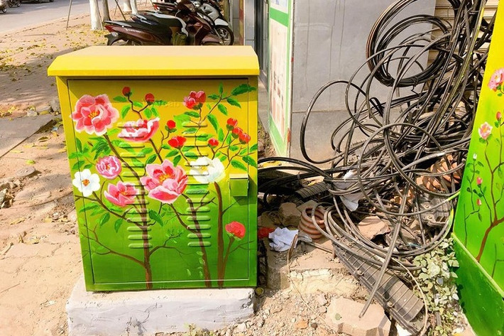 Tuy vẽ trang trí nhưng những bốt điện vẫn được dán cảnh báo nguy hiểm bên ngoài.