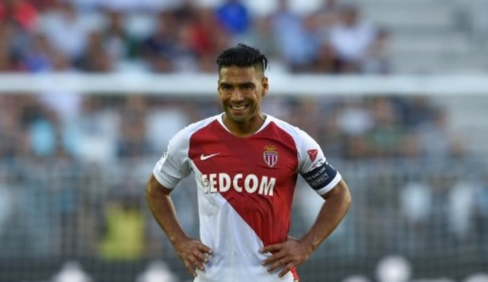 Một vài nguồn tin cho rằng HLV Unai Emery của Arsenal đang quan tâm tới tiền đạo Radamel Falcao, người đang thuộc biên chế CLB AS Monaco. Tiền đạo lão tướng người Colombia đã bày tỏ nguyện vọng được ra đi với BLĐ AS Monaco sau khi mùa giải này khép lại.