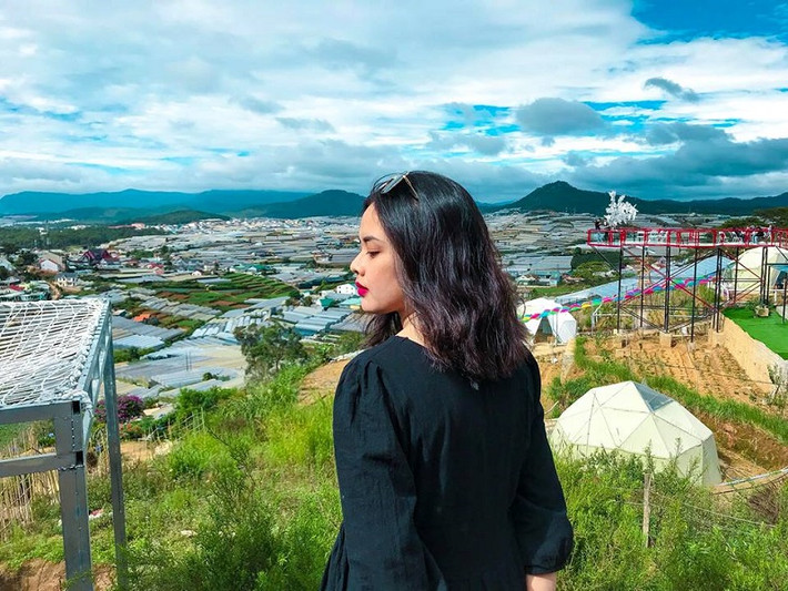 Dù chỉ chụp xa và thu được góc nghiêng nhưng ai cũng công nhận rằng, cô giáo trẻ trên Trúc Phương ất đẹp, thậm chí rất nhiều người còn dành nhiều lời khen "có cánh" cho cô.