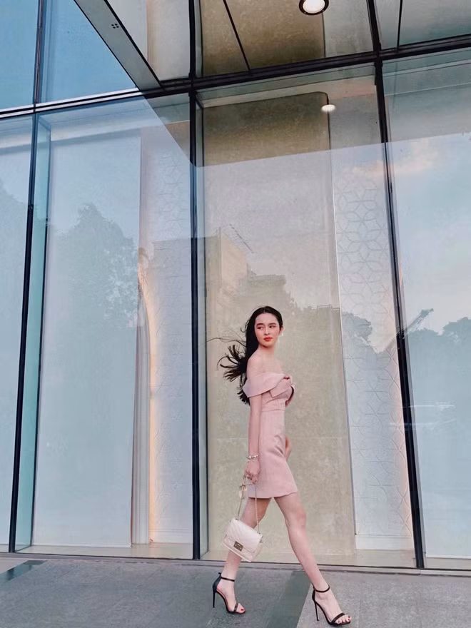 Theo nhiều người nhận xét, Ai Phi sở hữu gương mặt trái xoan dịu dàng, làn da trắng, mũi cao. Vóc dáng thanh mảnh khiến cô lúc nào cũng toát lên vẻ mong manh.