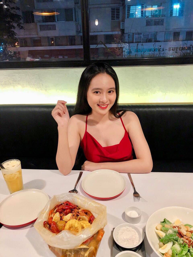 Bên cạnh đó, cô bạn đến từ Kon Tum cũng sở hữu thành tích học tập đáng nể: học sinh giỏi nhiều năm liền, cả 3 năm THPT đều đạt thành tích học sinh giỏi, giải Ba Olympic Vật lý…