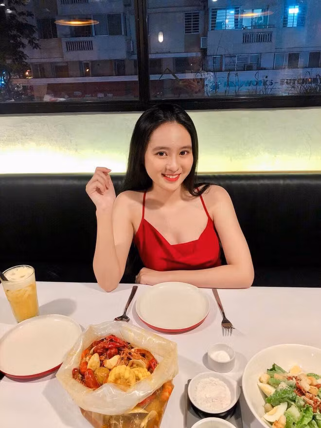 Bên cạnh đó, cô bạn đến từ Kon Tum cũng sở hữu thành tích học tập đáng nể: học sinh giỏi nhiều năm liền, cả 3 năm THPT đều đạt thành tích học sinh giỏi, giải Ba Olympic Vật lý…