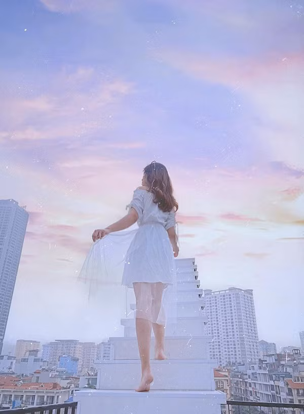 Tuy nhiên, các bạn trẻ ở Hà Nội chẳng phải xác balo vào tận Đà Lạt để check-in "nấc thang thiên đường" khi giữa thủ đô hoa lệ đã có địa điểm đẹp không kém khiến bạn trẻ mấy ngày hôm nay đều đứng ngồi không yên.