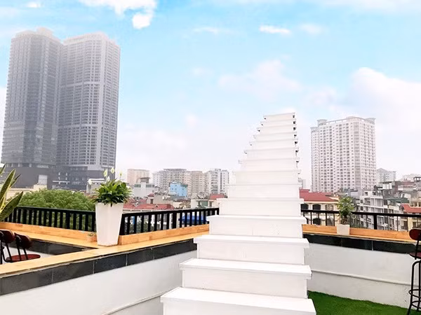 Quán cafe có nấc thang lên thiên đường một trong những quán cafe sân thượng hot nhất hiện nay trong giới trẻ Hà Nội bởi quán có rất nhiều góc xinh và đặc biệt là cầu thang trắng chụp hình bao ảo.