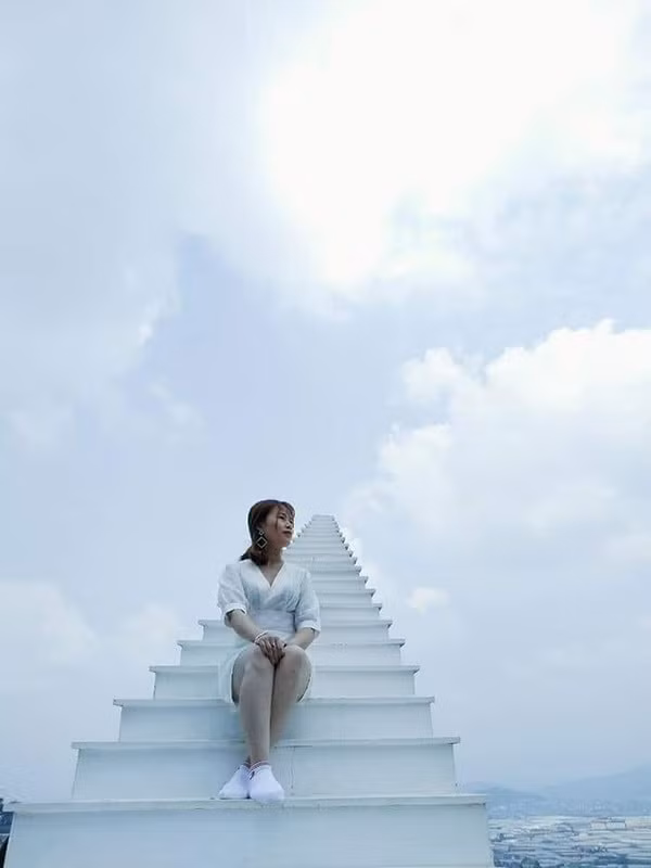 Chỉ cần ngồi với "nấc thang thiên đường" Hà Nội là các bạn trẻ sẽ auto có ảnh sống ảo đẹp.