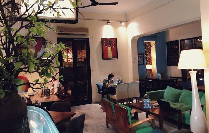 Đây là điểm dừng chân 24/7 nổi tiếng với nhiều khách nước ngoài khi đến Việt Nam. Nằm trên phố Tống Duy Tân, quán dường như càng đêm càng đông. Decor của quán không quá đặc sắc nhưng luôn tạo được không khí thoải mái cho khách.