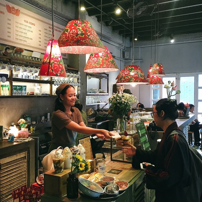 Cộng là chuỗi quán cafe theo phong cách bao cấp. Đây cũng là địa điểm mở cửa xuyên Tết truyền thống để phục vụ các bạn trẻ cũng như những người dân thủ đô.