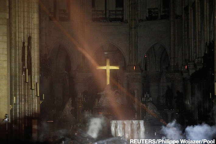 Từ vụ cháy Nhà thờ Đức Bà Paris, một đám khói khổng lồ cùng tro bụi bao trùm một phạm vi rộng lớn của thành phố. Nhiều người dân Paris chứng kiến trong nỗi kinh hoàng không thốt nên lời.