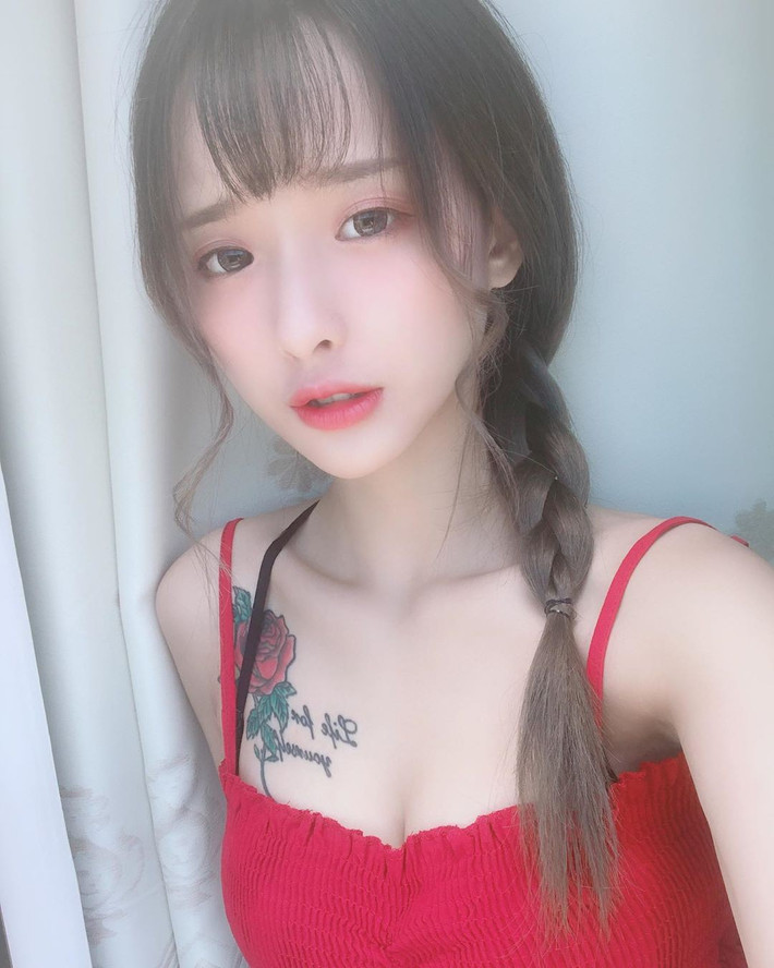 Ngay sau khi xuất hiện, hot girl bán ổi đã được dân mạng nhanh tay tìm kiếm thông tin.