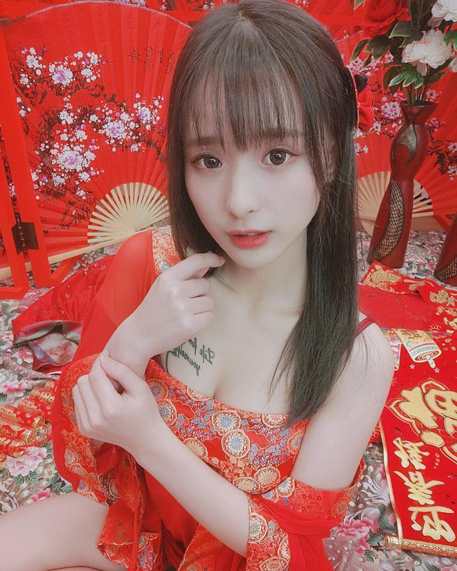 Ai cũng tò mò và muốn diện kiến trực tiếp nhan sắc của cô nàng xinh đẹp này giúp gian hàng ổi của mẹ Pie trở nên tấp nập khách.