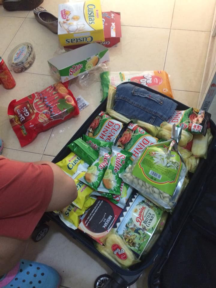 Lo con không có đồ ăn dịp Tết cộng thêm sự đắt đỏ của chợ búa, nhiều ông bố, bà mẹ đã gói nguyên 1 vali hàng hóa cho con.