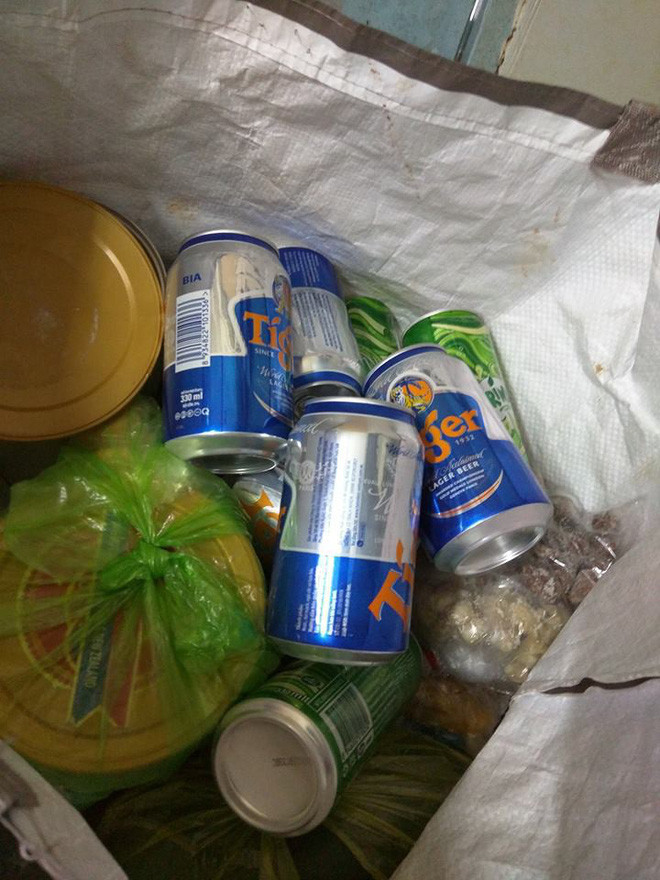 Tuy chỉ là những món đồ còn dư lại từ dịp Tết, nhưng chứa đựng biết bao tình yêu thương, sự quan tâm mà gia đình dành cho những đứa con xa nhà, lặn lội lên thành phố để học tập thành tài.