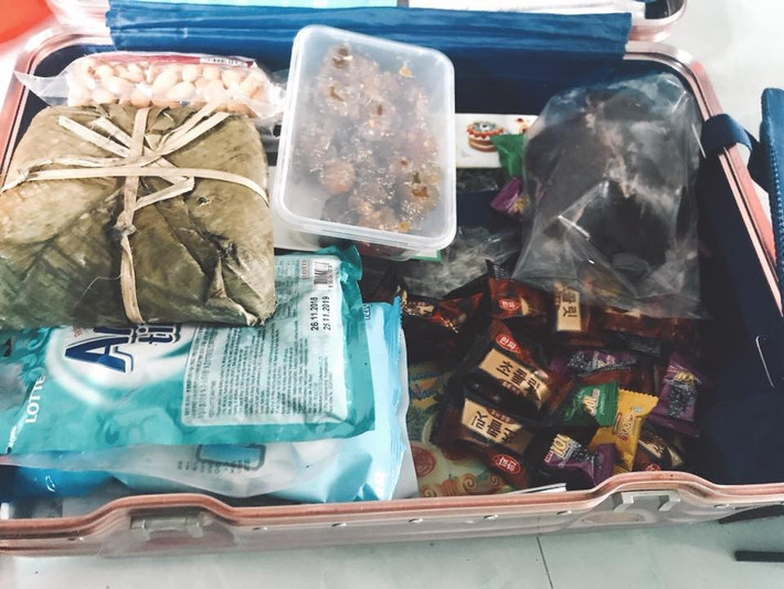 Bánh chưng, bánh kẹo để cùng mấy đứa bạn trong phòng khai xuân là điều mà các bạn sinh viên sẽ thực hiện khi hội họp đầy đủ.