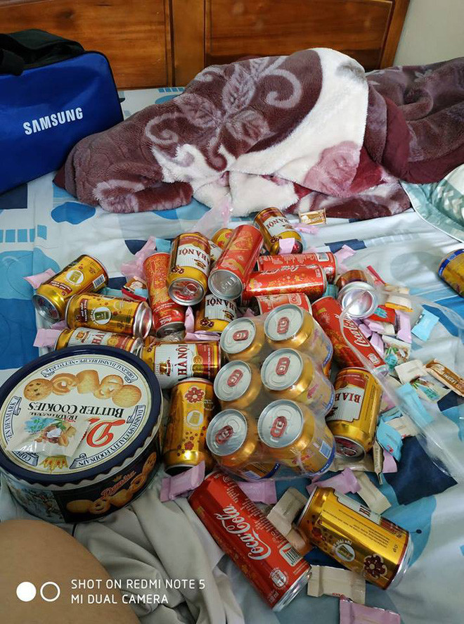 Chẳng mấy khi nhà nhiều bia và nước ngọt, tội gì không mang một ít lên thành phố để khai xuân với chúng bạn.