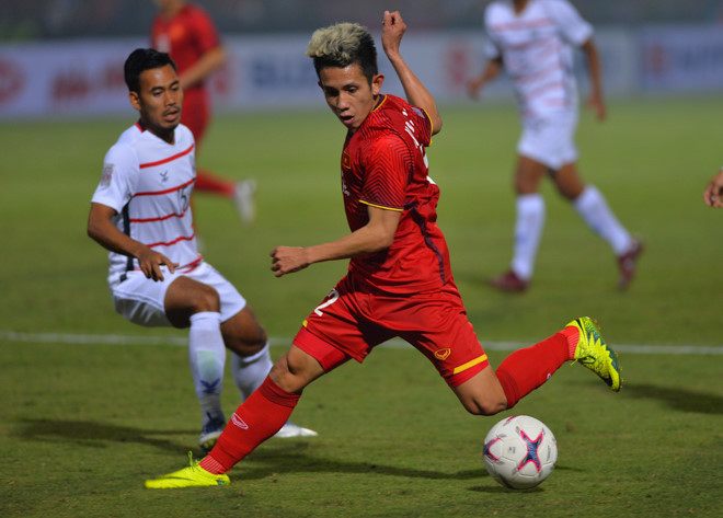 Khi rút Văn Hậu về đá trung vệ, HLV Park Hang-seo đã tính toán để một cầu thủ đội tuyển Việt Nam khác đá thế vào vị trí tiền vệ biên, đó có thể là Hồng Duy, người có những pha lên bóng gây đột biến cao.