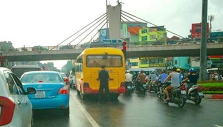 Hình ảnh tài xế xe khách tranh thủ tiểu tiện giữa đường khi chờ tắc đường tại ngã tư Trường Chinh khiến nhiều người lên tiếng bức xúc.