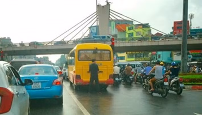 Hình ảnh tài xế xe khách tranh thủ tiểu tiện giữa đường khi chờ tắc đường tại ngã tư Trường Chinh khiến nhiều người lên tiếng bức xúc.