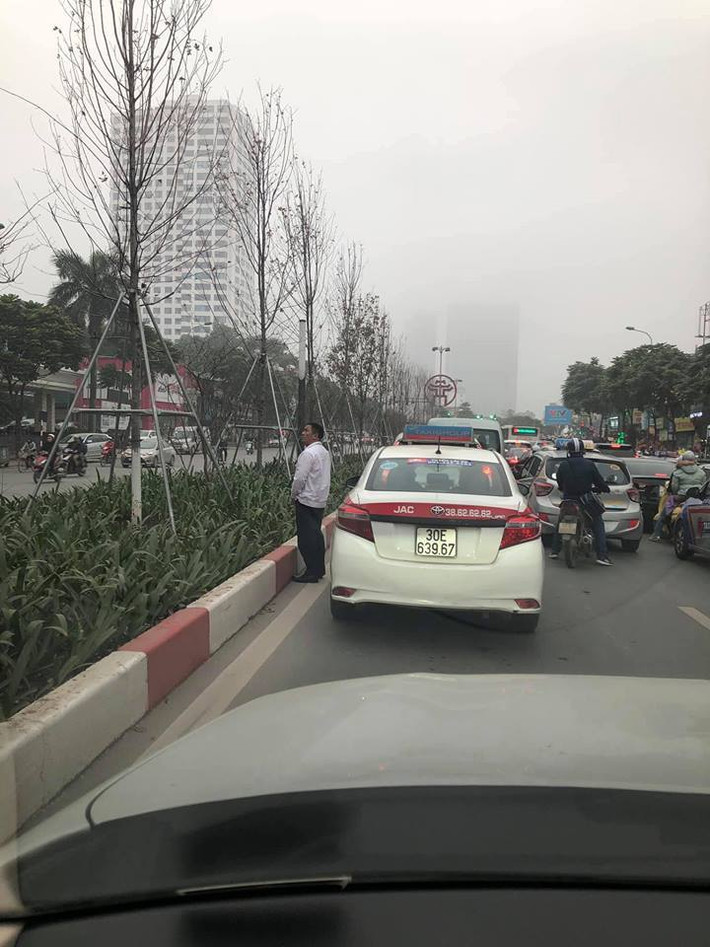 Tè bậy, vứt rác bừa bãi, chen lấn xô đẩy… là những hình ảnh chẳng lấy gì làm đẹp mắt và cũng không còn xa lạ đối với nhiều người dân Việt Nam. Tất nhiên, cũng không ai mong muốn rơi vào hoàn cảnh này nhưng nhiều tài xế đã "bí quá làm liều" gây nên cảnh tượng không ai muốn thấy.