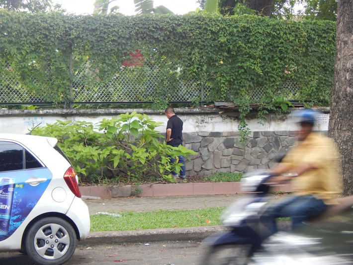 Trước đó, CĐM từng lên tiếng rất gay gắt về hành vi tiểu tiện nơi công cộng và có ghi lại những hình ảnh đáng xấu hổ. Nhưng dường như nó đã ăn vào tiềm thức "buồn đâu, giải quyết đó" của một bộ phận người dân.