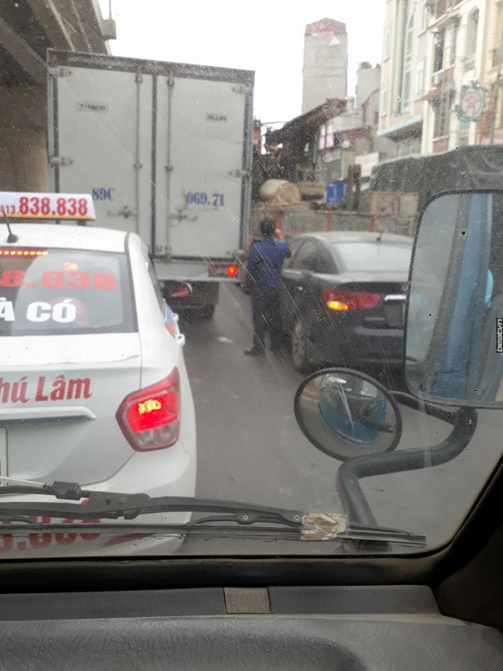 Hình ảnh được chụp lại cho thấy người đàn ông thản nhiên đi tiểu tiện khi đang chờ đèn đỏ từng nhận không ít gạch đá từ CĐM.