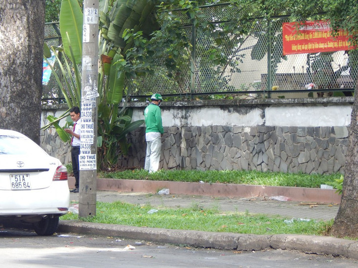 Những hình ảnh các tài xế tiểu tiện giữa đường là điều không hiếm ở các thành phố Hà Nội hay TP HCM.