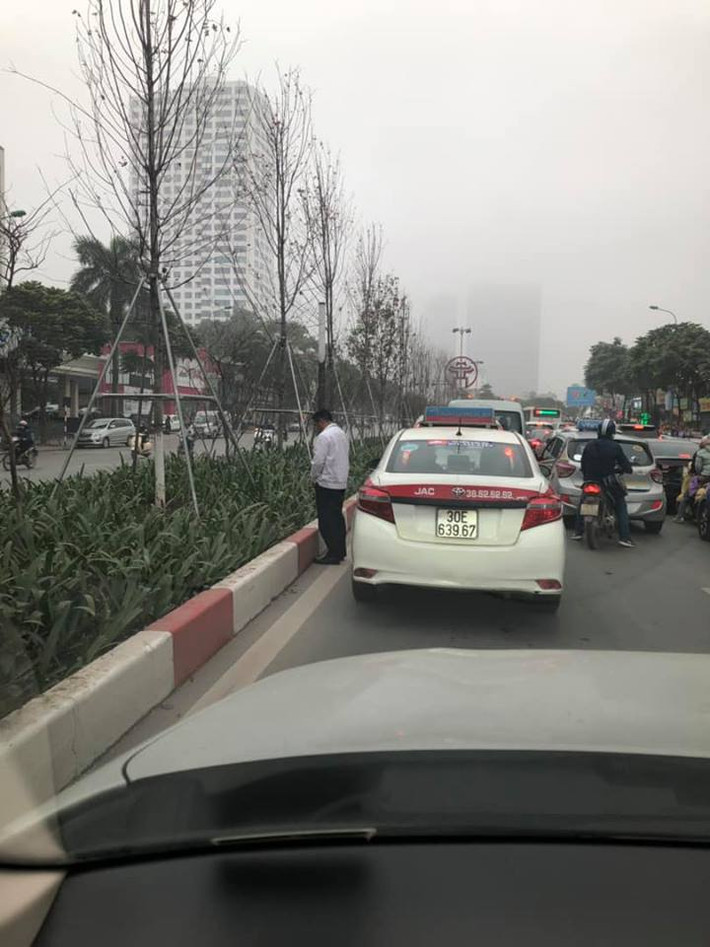 Mới đây trên diễn đàn quy tụ nhiều dân mê xe đã đăng tải một hình ảnh phản cảm trên đường khi một tài xế taxi đã tranh thủ đường tắc đã xuống xe tiểu tiện ngay giữa phố.
