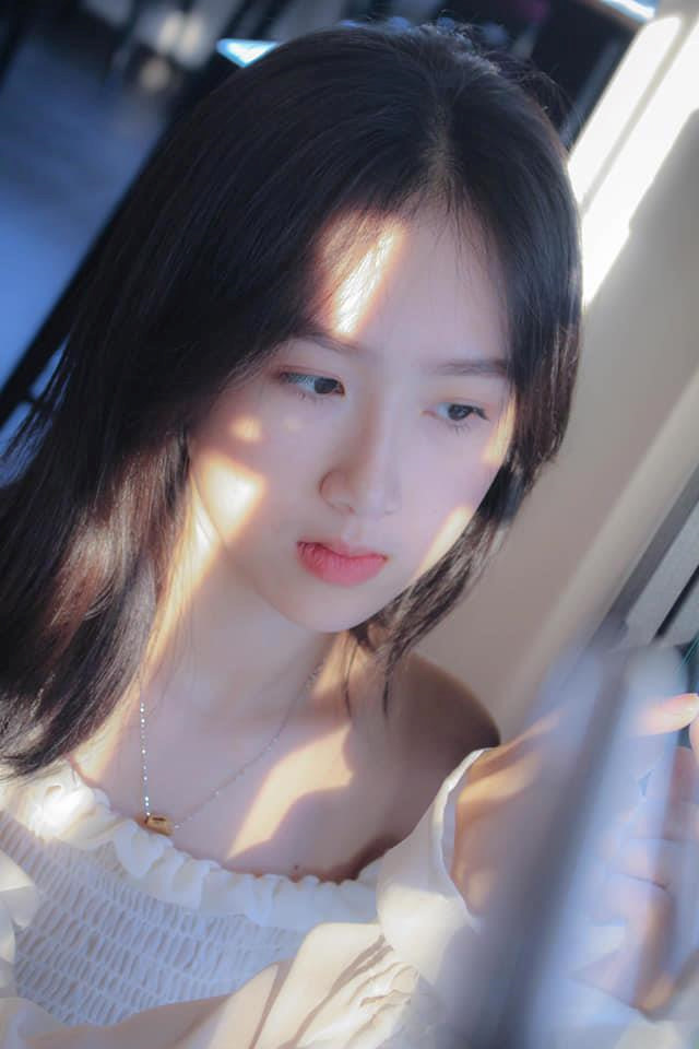 Kim Khoa cũng chia sẻ "nửa kia" của mình hơn cô một tuổi, cặp đôi đã bên nhau được 2 năm. Với nhan sắc này, nhiều người tin tưởng rằng cô bạn sẽ sớm "làm nên chuyện" trong tương lai.