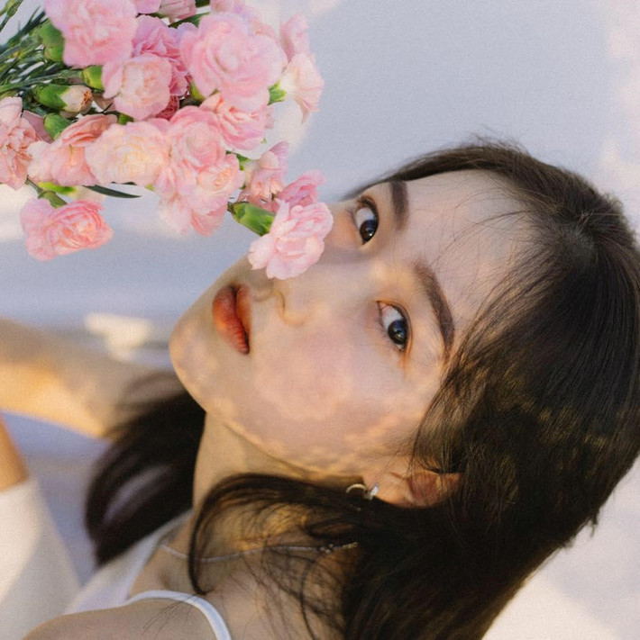 Theo tìm hiểu của các dân mạng, cô bạn xinh xắn này Nguyễn Kim Khoa, năm nay mới 18 tuổi. Hiện tại Kim Khoa đang học lớp 12 tại ngôi trường THPT Nguyễn Chí Thanh, Tây Ninh.