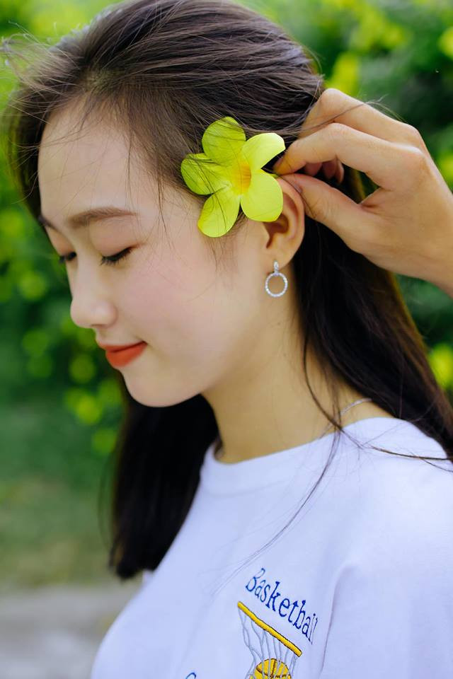 Không chỉ trong tà áo dài, những hình ảnh đời thường của Kim Khoa cũng khiến bao người ngưỡng mộ. Ngoài đời, nữ sinh 18 tuổi sở hữu nhan sắc cuốn hút, dịu dàng đúng chất "cô gái thanh xuân" trong mộng của biết bao chàng trai.