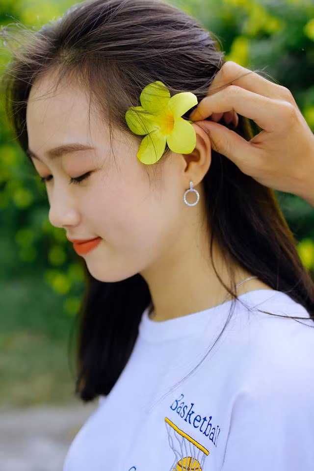 Không chỉ trong tà áo dài, những hình ảnh đời thường của Kim Khoa cũng khiến bao người ngưỡng mộ. Ngoài đời, nữ sinh 18 tuổi sở hữu nhan sắc cuốn hút, dịu dàng đúng chất "cô gái thanh xuân" trong mộng của biết bao chàng trai.