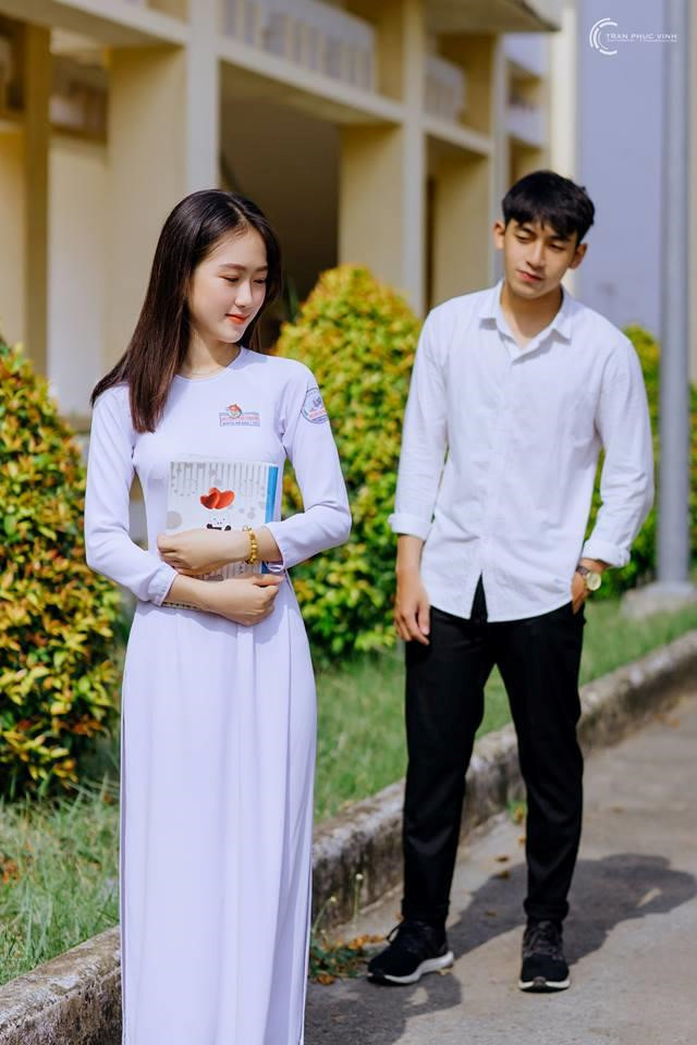 Hai nhân vật chính trong bức ảnh mộng mơ khiến bao người nhớ về khoảng thời gian cấp 3 tươi đẹp. Đặc biệt, nhan sắc ngọt ngào, xinh đẹp của nữ sinh Tây Ninh thu hút không ít sự tò mò của cư dân mạng.