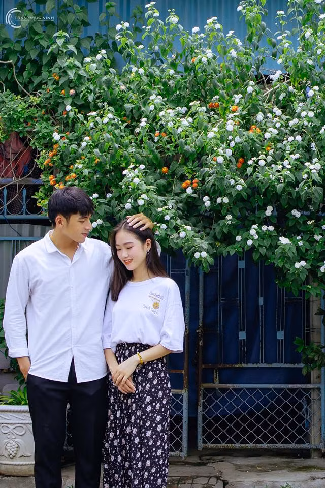 Ngoài đời, cô nàng dù mới chỉ 18 tuổi nhưng đã sở hữu ngoại hình cực bắt mắt bên cạnh người yêu.