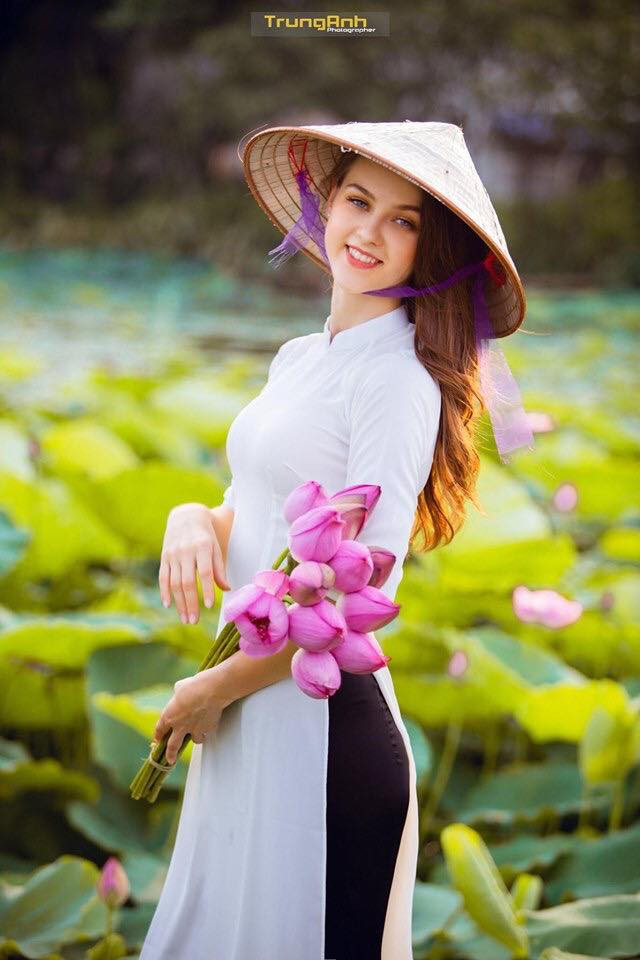 Theo chia sẻ của nhiếp ảnh gia Trung Anh cho biết: "Bạn nữ tên là Olga Evil, đến từ Ukraine, 22 tuổi. Mình tình cờ gặp cô ấy bên ngoài đầm sen Hồ Tây, thấy Olga Evil muốn vào ngắm sen mà không mang theo tiền mặt nên mình ngỏ ý mời cô ấy vào chung. Sau đó có ý mời bạn này làm mẫu và nhận được cái gật đầu'"