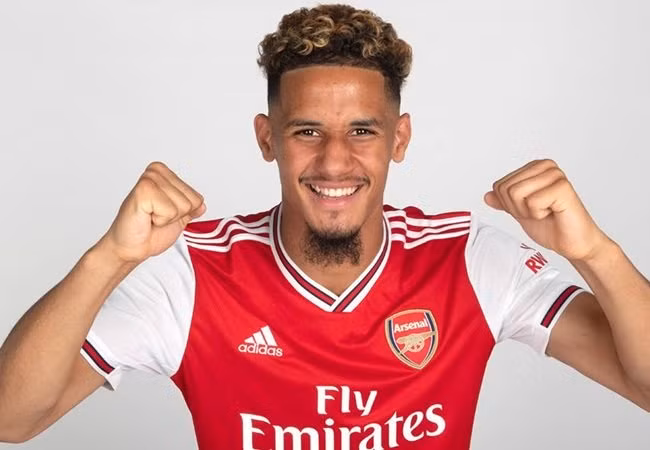 Trên trang chủ của mình, Arsenal chính thức thông báo có được trung vệ William Saliba từ AS Saint-Etienne. Mặc dù vậy, sao mai gốc Cameroon sẽ tiếp tục khoác áo "Les Verts" ở mùa giải tới theo dạng cho mượn. Đây là một thỏa thuận trong hợp đồng được kí kết giữa hai bên.