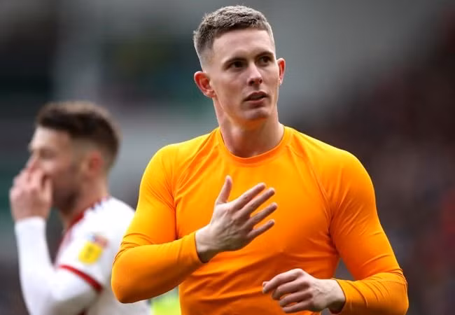 Nguồn tin từ Sky Sports cho biết, Sheffield United đã đạt được thỏa thuận về việc mượn thủ môn Dean Henderson, bản hợp đồng sẽ được công bố vào cuối tuần này. Mùa giải 2018/19 vừa qua, tuyển thủ U21 cũng khoác áo đội chủ sân Bramall Lane và thậm chí giành luôn danh hiệu "Cầu thủ trẻ xuất sắc nhất" năm.