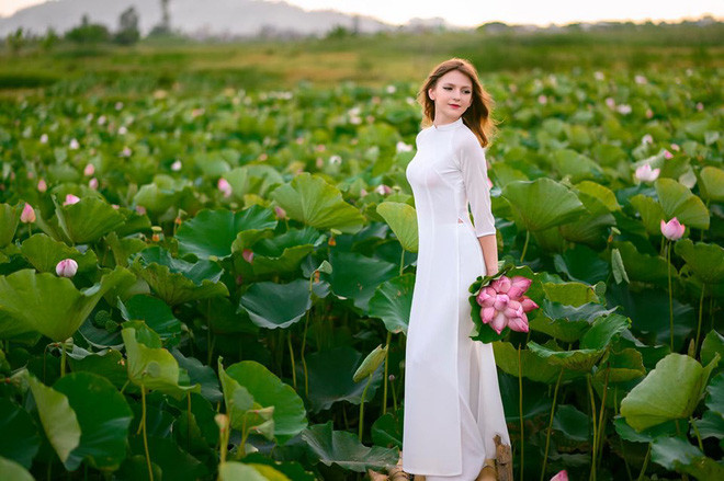 Thời gian qua, những bộ ảnh chụp ở hồ sen liên tục trở thành chủ đề để CĐM chú ý. Từ sự phản cảm cho đến nhưng cái đẹp "chân mỹ", tất cả đã khiến nhiều người phải tập trung bàn tán.