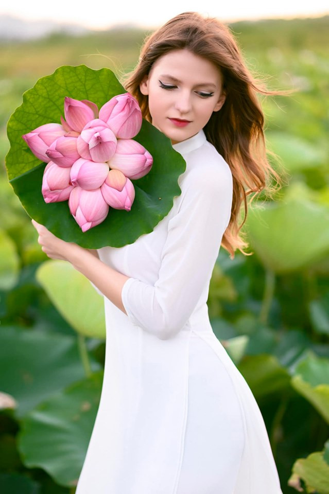 Ngoài khả năng chơi nhạc, Alexa biết 6 thứ tiếng, bao gồm tiếng mẹ đẻ, tiếng Nga, Ba Lan, Đức, Anh và một chút tiếng Việt.