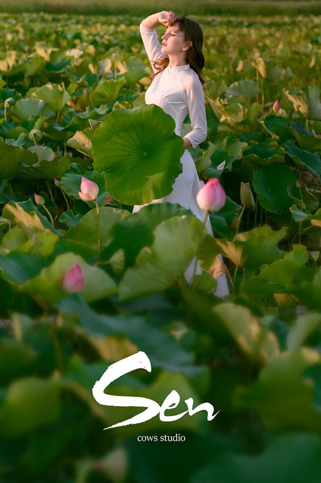 Theo tìm hiểu của CĐM, nữ chính trong bộ ảnh nữ DJ bên hồ sen là Alexandra Rud (sinh năm 1993), người Ukraine và đang làm DJ tại Hà Nội.