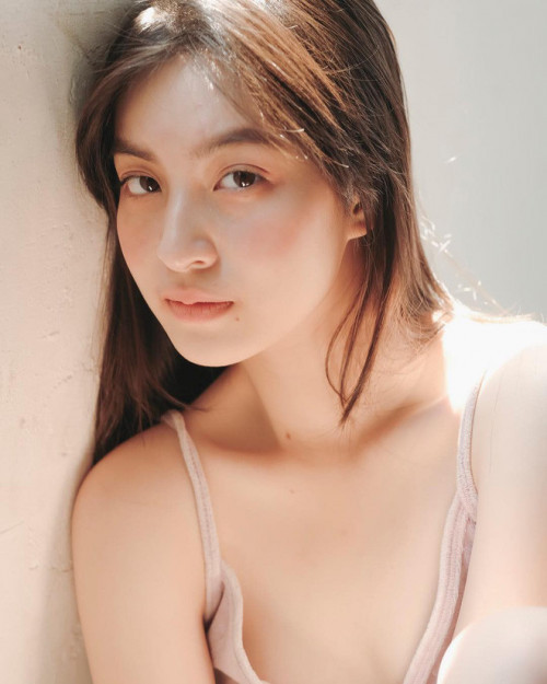 Không chỉ gây sự chú ý bằng bảng thành tích khủng, Thảo Tâm còn gây mê dân mạng bằng nhan sắc "vi diệu" với những đường nét ưa nhìn từ gương mặt tới hình thể. Bởi vậy, trang cá nhân của hot girl IELTS này liên tục tăng lượng người theo dõi chóng mặt.