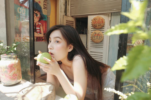 Chẳng ăn mặc cầu kì hay makeup lồng lộn, cô nàng hot girl Sài Gòn này chỉ trang điểm rất nhẹ và mặc trang phục thoải mái cũng đủ thu hút mọi ánh nhìn.