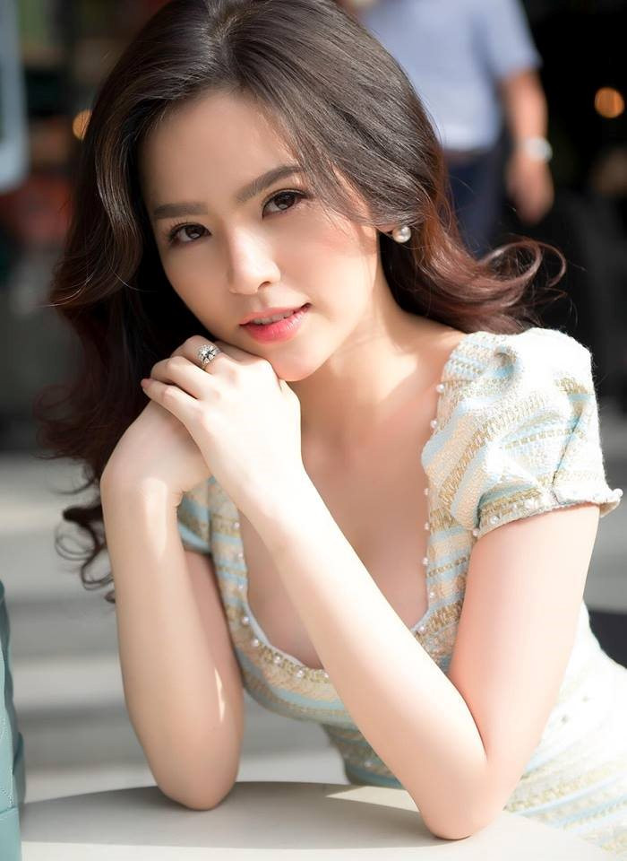 Sở hữu vóc dáng nóng bỏng, cuốn hút, hot girl Mì Gõ không chỉ sexy, gợi cảm trong phim mà còn thoải mái diện trang phục táo bạo ngoài đời.