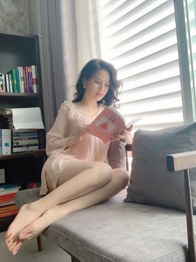 Sinh năm 1988, bước chân vào làng giải trí nhờ tham gia một số MV ca nhạc của Khắc Việt, The Men, Hồ Quang Hiếu...