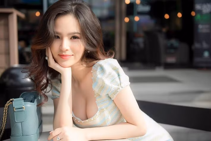 Nổi tiếng với những vai diễn cực nóng bỏng trong seri Ghiền mì gõ, Phi Huyền Trang được các fan ưu ái gọi bằng cái tên "Thánh nữ mì gõ".