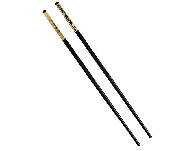 Để kể tên các món ăn ngày Tết, không thể không nhắc tới bánh chưng. Muốn ăn bánh chưng, hẳn phải dùng đũa; nhưng nếu muốn Tết này sang chảnh hơn Tết trước, hội Rich Kid phải gắp bằng đũa Versace mới hợp mốt.